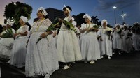 Sambodromo di Rio de Janeiro menjadi ajang keimanan dan perayaan saat tradisi Cuci Sapucaí berlangsung pada Minggu (23/2), seminggu sebelum Karnaval dimulai.