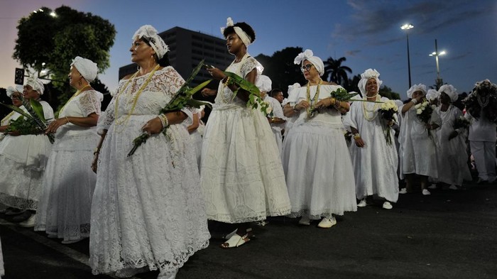 Pawai Pembersihan Rohani Tandai Dimulainya Persiapan Karnaval Terbesar di Brasil Baianas from several samba schools take part in a spiritual cleanse for Rio's Sambadrome as the city counts down to carnival, in Rio de Janeiro, Brazil, February 23, 2025. REUTERS/Lucas Landau