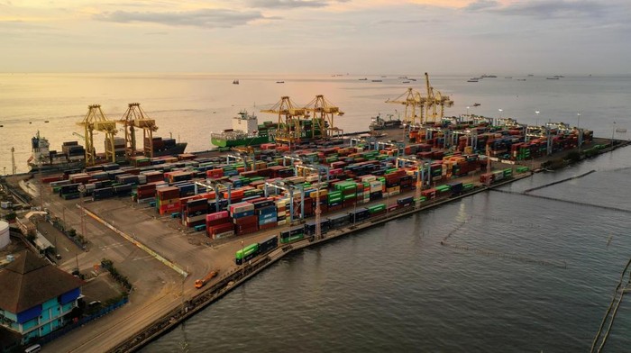 Pelindo Tambah Alat Bongkar Muat di TPK Semarang