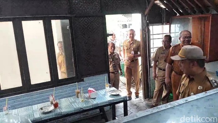 Momen Wabup Kulon Progo, Ambar Purwoko saat melakukan sidak di kompleks Pemkab Kulon Progo, Senin (24/2/2025).