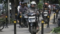 Pesepeda motor menyerobot trotoar di Jalan KH Wahid Hasyim arah Sarinah, Jakarta Pusat, Senin (24/2/2025).