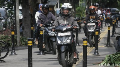 Pemotor Serobot Trotoar di Jalan Wahid Hasyim Jakpus
