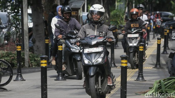 Pemotor Serobot Trotoar di Jalan Wahid Hasyim Jakpus