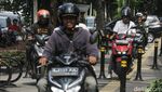 Pemotor Serobot Trotoar di Jalan Wahid Hasyim Jakpus