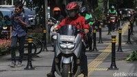Pejalan kaki terpaksa berjalan menepi di trotoar.