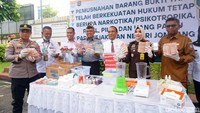 Pemusnahan barang bukti digelar di halaman kantor Kejari Jombang. Barang bukti yang dimusnahkan dari 115 perkara tindak pidana umum yang berkekuatan hukum tetap (inkrah) sejak November 2024.