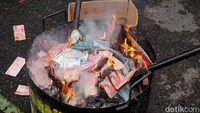 Semuanya dimusnahkan dengan cara dibakar.