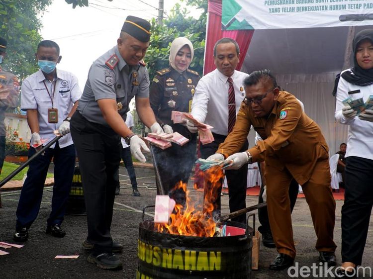 Pemusnahan Uang Palsu Hingga Narkoba di Kejari Jombang