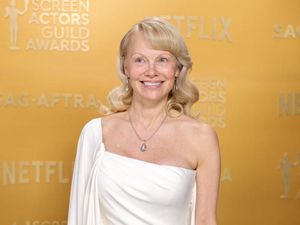 Pamela Anderson Gak Nyaman Duduk Dekat Seth Rogen di Golden Globes 2026