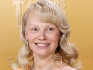 Skincare Routine Pamela Anderson yang Glowing Tanpa Makeup di SAG Awards
