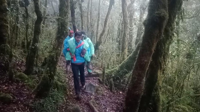 Pendaki wanita bernama Ani (20) dilaporkan hilang usai terpisah dari rombongannya di Gunung Bawakaraeng, Kabupaten Gowa, Sulawesi Selatan (Sulsel). Tim SAR telah mengevakuasi korban dalam kondisi selamat.