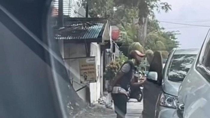 Pengemis di Bangil Pasuruan yang memaksa minta uang kepada para pengendara mobil