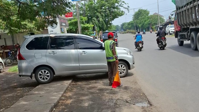 Kesaksian tukang parkir dan warga saat pengemis di Pasuruan memaksa dan mengancam minta uang