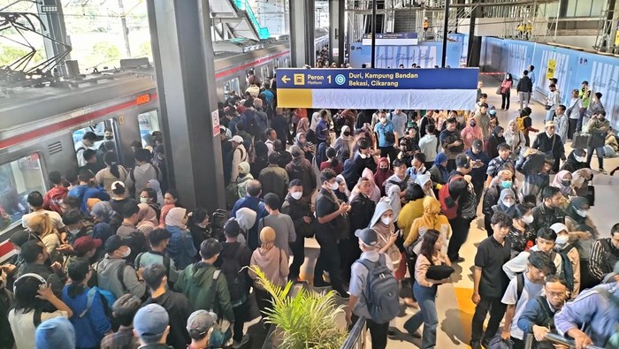 Penumpang KRL Padati Peron 1 Stasiun Baru Tanah Abang di Hari Kerja