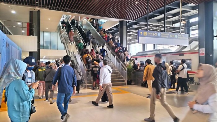 Penumpang KRL Padati Peron 1 Stasiun Baru Tanah Abang di Hari Kerja