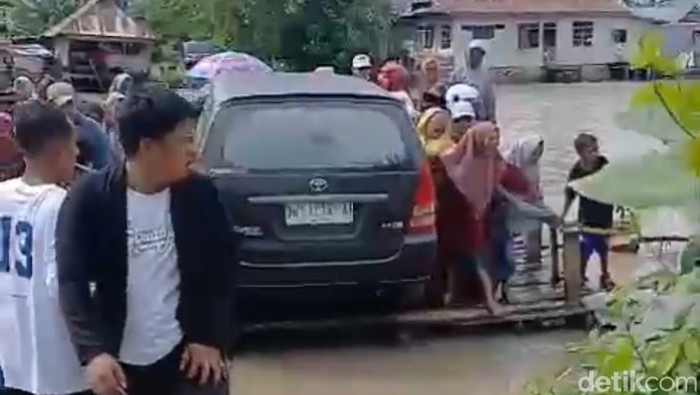 Perahu pincara yang mengangkut mobil dan warga di Bone nyaris terbawa arus sungai.