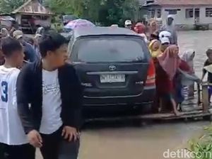 Perahu Pincara Angkut Mobil Nyaris Terbawa Arus Sungai di Bone, Warga Panik