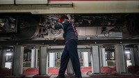 Seorang teknisi melakukan perawatan kereta Light Rail Transit (LRT) Jabodebek di Depo LRT Jatimulya, Bekasi, Jawa Barat, Senin (24/2/2025).  