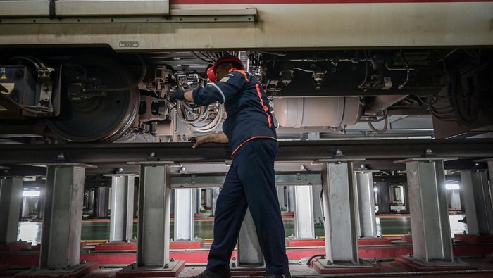 Seorang teknisi melakukan perawatan kereta Light Rail Transit (LRT) Jabodebek di Depo LRT Jatimulya, Bekasi, Jawa Barat, Senin (24/2/2025). Pemeriksaan dan perawatan ringan rangkaian kereta LRT Jabodebek tersebut dilakukan setiap hari untuk memastikan keamanan serta memberikan kenyamanan bagi penumpang. ANTARA FOTO/Fauzan/foc.