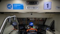 Semua bagian kereta diperiksa dan dilakukan perawatan termasuk ruang kendali.  