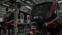 Pemeriksaan dan perawatan ringan rangkaian kereta LRT Jabodebek tersebut dilakukan setiap hari untuk memastikan keamanan serta memberikan kenyamanan bagi penumpang.  