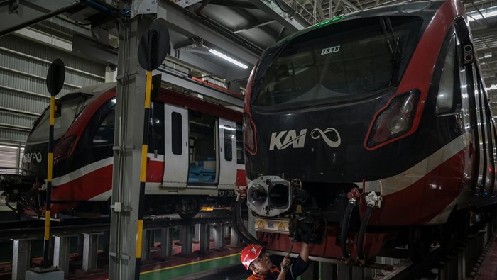 Perawatan kereta LRT Jabodebek Seorang teknisi melakukan perawatan kereta Light Rail Transit (LRT) Jabodebek di Depo LRT Jatimulya, Bekasi, Jawa Barat, Senin (24/2/2025). Pemeriksaan dan perawatan ringan rangkaian kereta LRT Jabodebek tersebut dilakukan setiap hari untuk memastikan keamanan serta memberikan kenyamanan bagi penumpang. ANTARA FOTO/Fauzan/foc.