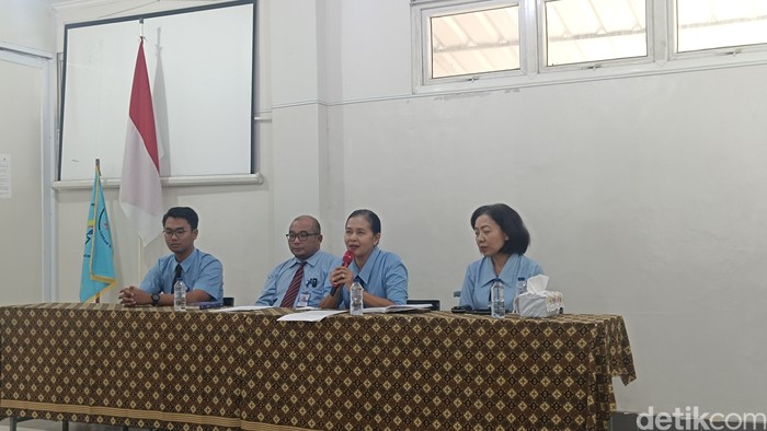 Pihak SMP Mardi Waluya di Cibinong Bogor menjelaskan perihal pemukulan yang dilakukan pebasket dari kalangan muridnya. (Rizky Adha Mahendra/detikcom)