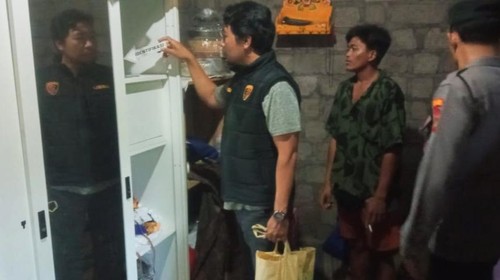 Polisi melakukan olah TKP di lokasi pencurian, Banjar Dinas Muntig, Desa Tulamben, Kecamatan Kubu, Karangasem, Bali, Senin (24/2/2025). (Foto: Dok. Polres Karangasem)