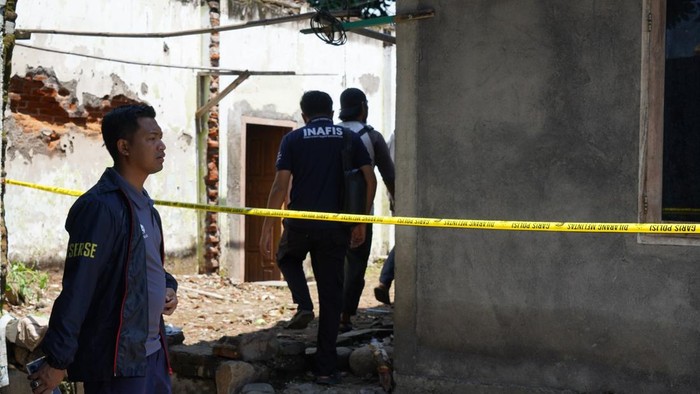 Polisi melakukan olah TKP pembunuhan di Desa Labuhan Lombok, Pringgabaya, Lombok Timur, Minggu (23/2/2025). (Foto: Dok. Satreskrim Polres Lombok Timur)