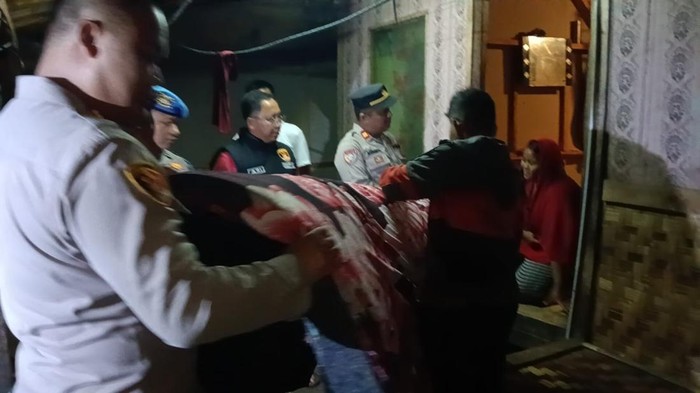 Polisi saat mengamankan kasur hasil penjarahan dari rumah warga Purwakarta.