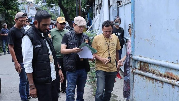 Polres Jakbar cek TKP gudang di Jakbar yang diduga mengendapkan beras 15 ton hasil penggelapan.