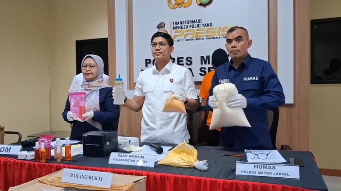 Polres Metro Jaksel menggerebek pabrik kosmetik ilegal tanpa izin edar BPPOM di Bekasi.