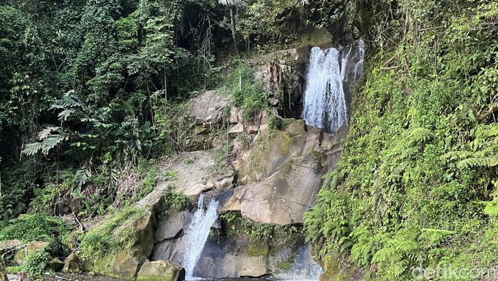 Potret air terjun Taman Eden 100 di Toba