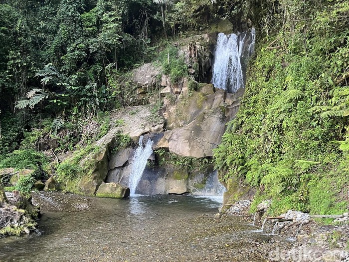 Potret air terjun Taman Eden 100 di Toba