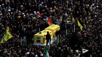 Upacara dimulai sesuai jadwal pada pukul 13:00 waktu setempat. Stadion Camille Chamoun Sports City, dengan kapasitas hampir 50.000, dipenuhi oleh pelayat yang emosional yang memegang foto-foto mendiang pemimpin tersebut dan melambaikan bendera Hizbullah.  REUTERS/Thaier Al-Sudani