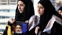 Keduanya dimakamkan sementara di lokasi yang dirahasiakan. Hizbullah mengumumkan rencana pemakaman resmi mereka awal bulan ini. Nasrallah akan dimakamkan di Beirut, sementara Safieddine di kampung halamannya di Lebanon selatan. REUTERS/Thaier Al-Sudani