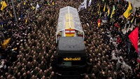Sebuah kendaraan mengangkut peti jenazah mendiang pemimpin Hizbullah Hassan Nasrallah dan Hashem Safieddine, yang tewas dalam serangan udara Israel tahun lalu, di pinggiran Beirut, Lebanon, Minggu (23/2/2025). Puluhan ribu orang berkumpul di pinggiran Beirut untuk memberikan penghormatan terakhir kepada jenazah keduanya. REUTERS/Mohammed Yassin