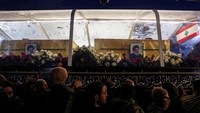 Pembunuhan Nasrallah, yang memimpin kelompok Muslim Syiah tersebut selama beberapa dekade berkonflik dengan Israel dan mengawasi transformasinya menjadi kekuatan militer dengan pengaruh regional, merupakan salah satu serangan pembuka dalam eskalasi Israel yang sangat melemahkan Hizbullah. REUTERS/Mohamed Abd El Ghany