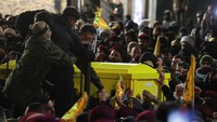 Nasrallah tewas dalam pengeboman Israel di Dahieh, pinggiran selatan Beirut pada 27 September 2024. Safieddine, wakil dan penerus Nasrallah, tewas dalam serangan udara Israel pada Oktober 2024 di Dahieh. REUTERS/Mohamed Abd El Ghany