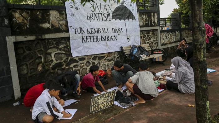 Potret Sekolah Pinggir Jalan Gratis di Serang Seorang anak belajar menulis di lapak sekolah pinggir jalan gratis di Kota Serang, Banten, Senin (24/2/2025). Ruang belajar alternatif yang diinisiasi oleh mahasiswa dari berbagai universitas di Kota Serang serta digelar setiap Senin sore itu bertujuan untuk memberikan akses pendidikan bagi masyarakat umum khususnya anak-anak kurang mampu. ANTARA FOTO/Angga Budhiyanto/nym.