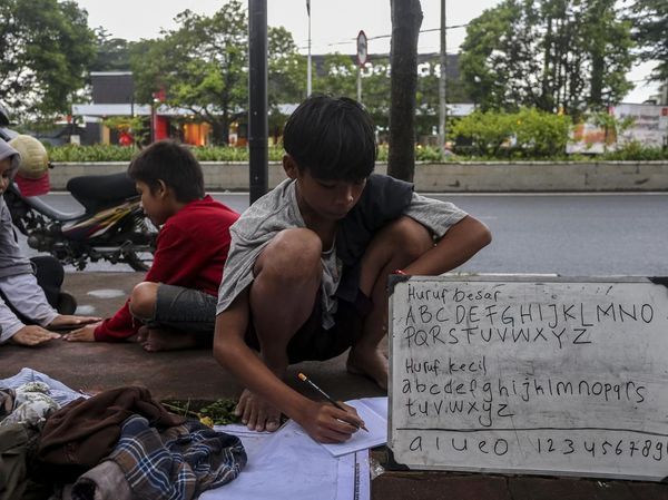 Potret Sekolah Pinggir Jalan Gratis di Serang