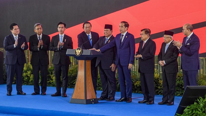 Presiden Prabowo Subianto (kelima kiri) didampingi Wapres Gibran Rakabuming Raka (ketiga kiri) bersama Presiden ketujuh  Joko Widodo (keempat kanan), Presiden keenam  Susilo Bambang Yudhoyono (keempat kiri), Wapres ke-13  Maruf Amin (kedua kanan), Wapres ke-12  Jusuf Kalla (ketiga kanan), Wapres ke-11  Boediono (kedua kiri), Menteri BUMN Erick Thohir (kiri), serta Menteri Investasi dan Hilirisasi/Kepala Badan Koordinasi Penanaman Modal Rosan Roeslani (kanan) meluncurkan secara simbolis badan pengelola investasi Daya Anagata Nusantara (Danantara) Istana Merdeka, Jakarta Pusat, Senin (24/2/2025). Presiden Prabowo mengatakan bahwa Danantara sebagai dana kekayaan Negara atau sovereign wealth fund Indonesia itu akan mengelola aset senilai lebih dari 900 miliar dolar AS, dengan proyeksi dana awal mencapai 20 miliar dolar AS. ANTARA FOTO/Muhammad Adimaja/app/nz