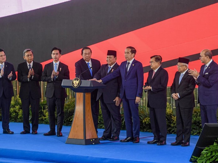 Presiden Prabowo Subianto (kelima kiri) didampingi Wapres Gibran Rakabuming Raka (ketiga kiri) bersama Presiden ketujuh  Joko Widodo (keempat kanan), Presiden keenam  Susilo Bambang Yudhoyono (keempat kiri), Wapres ke-13  Maruf Amin (kedua kanan), Wapres ke-12  Jusuf Kalla (ketiga kanan), Wapres ke-11  Boediono (kedua kiri), Menteri BUMN Erick Thohir (kiri), serta Menteri Investasi dan Hilirisasi/Kepala Badan Koordinasi Penanaman Modal Rosan Roeslani (kanan) meluncurkan secara simbolis badan pengelola investasi Daya Anagata Nusantara (Danantara) Istana Merdeka, Jakarta Pusat, Senin (24/2/2025). Presiden Prabowo mengatakan bahwa Danantara sebagai dana kekayaan Negara atau sovereign wealth fund Indonesia itu akan mengelola aset senilai lebih dari 900 miliar dolar AS, dengan proyeksi dana awal mencapai 20 miliar dolar AS. ANTARA FOTO/Muhammad Adimaja/app/nz