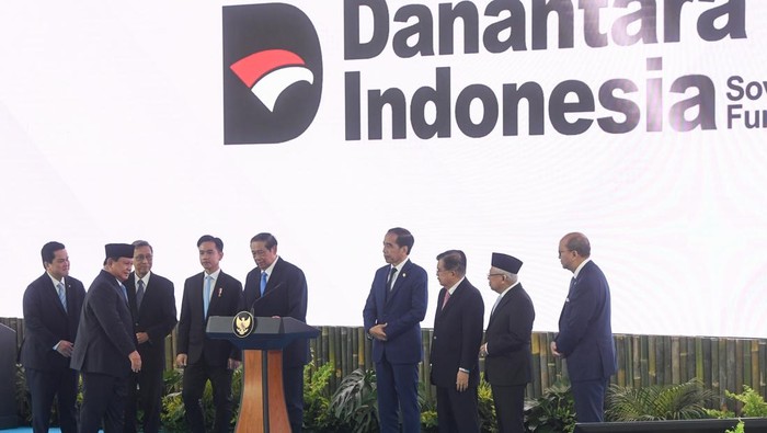 Presiden Prabowo Subianto (kelima kiri) didampingi Wapres Gibran Rakabuming Raka (ketiga kiri) bersama Presiden ketujuh  Joko Widodo (keempat kanan), Presiden keenam  Susilo Bambang Yudhoyono (keempat kiri), Wapres ke-13  Maruf Amin (kedua kanan), Wapres ke-12  Jusuf Kalla (ketiga kanan), Wapres ke-11  Boediono (kedua kiri), Menteri BUMN Erick Thohir (kiri), serta Menteri Investasi dan Hilirisasi/Kepala Badan Koordinasi Penanaman Modal Rosan Roeslani (kanan) meluncurkan secara simbolis badan pengelola investasi Daya Anagata Nusantara (Danantara) Istana Merdeka, Jakarta Pusat, Senin (24/2/2025). Presiden Prabowo mengatakan bahwa Danantara sebagai dana kekayaan Negara atau sovereign wealth fund Indonesia itu akan mengelola aset senilai lebih dari 900 miliar dolar AS, dengan proyeksi dana awal mencapai 20 miliar dolar AS. ANTARA FOTO/Muhammad Adimaja/app/nz
