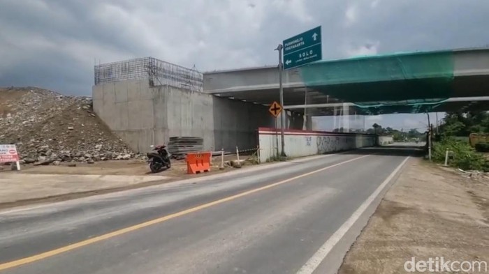 Progres pembangunan jalan tol Jogja-Solo di wilayah Tamanmartani, Kalasan, Sleman. Foto diunggah Senin (24/2/2025).