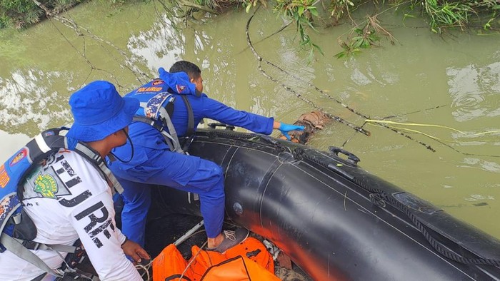 Proses evakuasi korban terakhir. (Dok Polres Pelalawan)