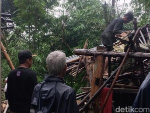 Hujan Angin di Minggir, Pohon Jati Ambruk Timpa Rumah Pak Gino