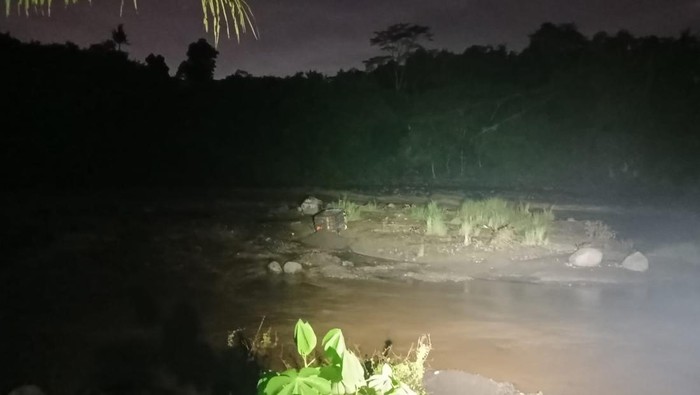 Proses evakuasi truk pasir beserta sopir yang sempat terjebak aliran Kali Progo di Kalibawang, Kulon Progo, Sabtu (22/2/2025).