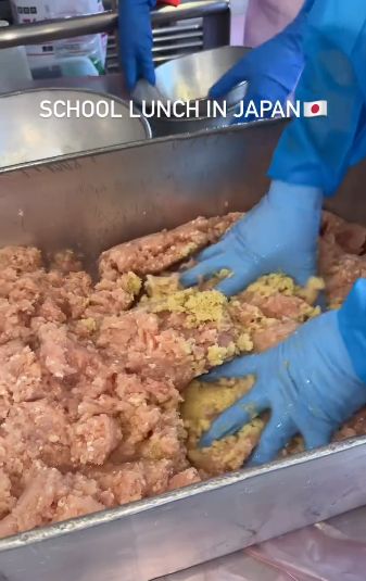proses memasak makan siang di sekolah Jepang