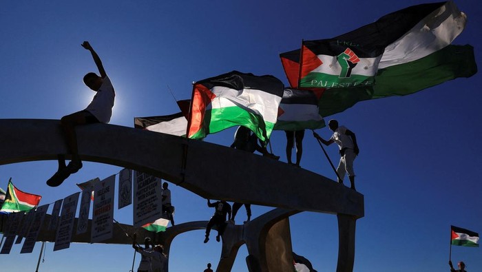 Protes Donald Trump, Warga Cape Town Kibarkan Bendera Palestina Pro-Palestinian demonstrators hold Palestinian flags, as they take part in a protest against U.S. President Donald Trump's plan to resettle Palestinians from Gaza, in Cape Town, South Africa, February 22, 2025. REUTERS/Esa Alexander